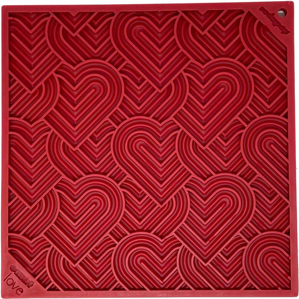 Red heart-patterned silicone mat with embossed design, ideal for low feeding and mental stimulation.